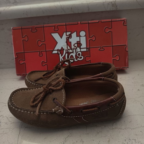 Xti Shoes boys' boat shoes size 30 used, taupe