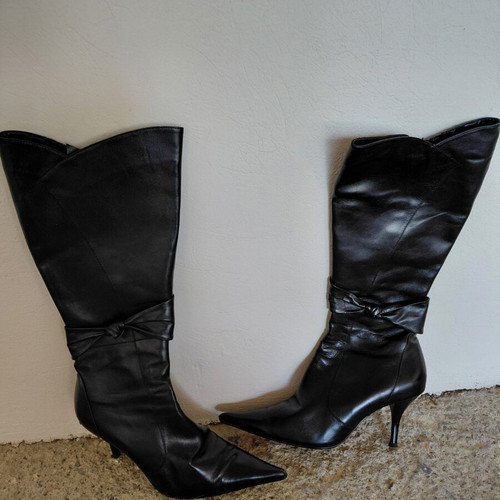Esthissis black boots with heel and side decoration like new