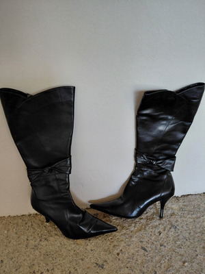 Esthissis black boots with heel and side decoration like new