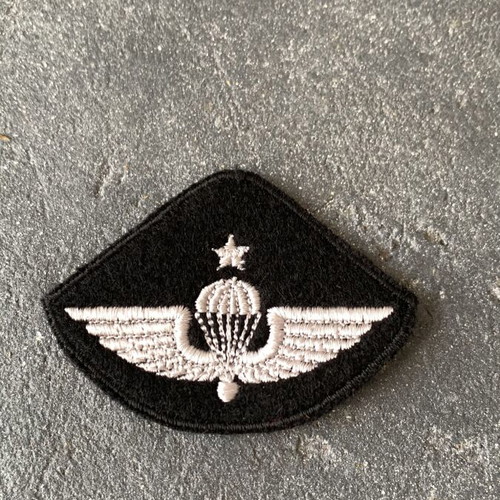 Military insignia like new, as shown