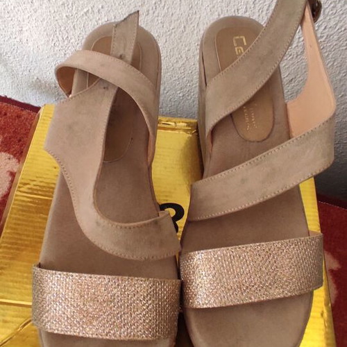 Celebrity beige platform sandals like new, size 39