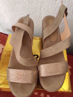 Celebrity beige platform sandals like new, size 39
