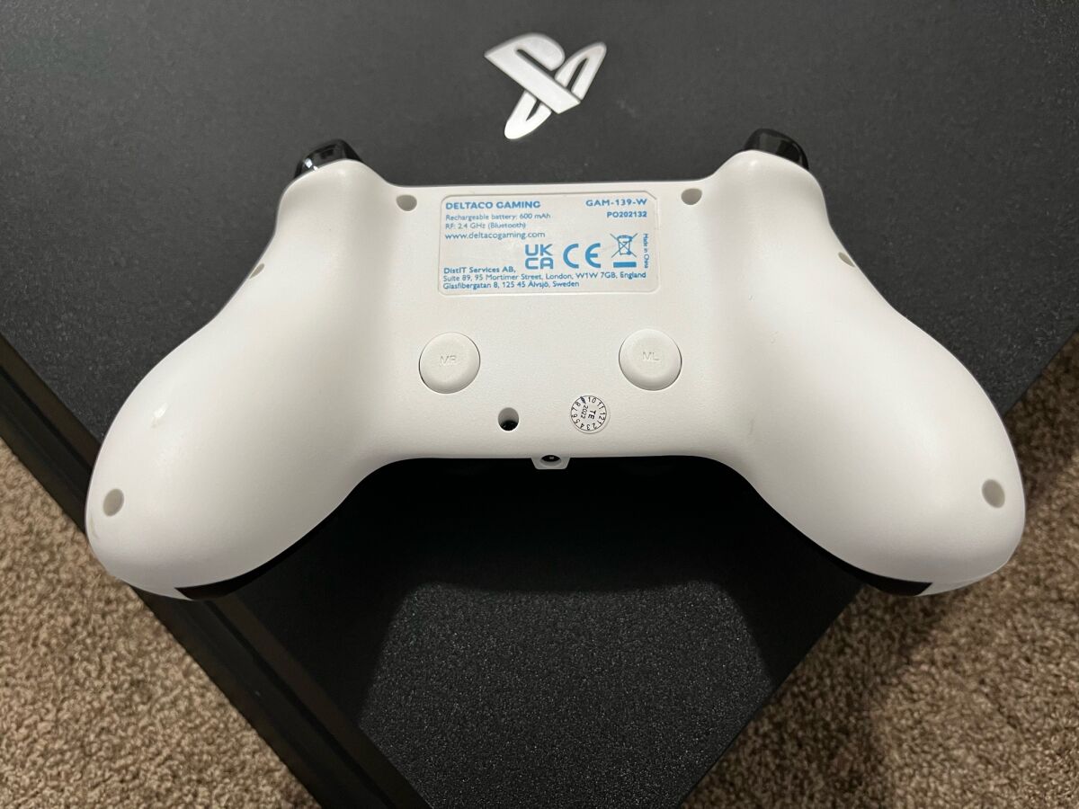 PlayStation 4 Pro 1TB used with 2… - € 250,00 - Vendora.cy