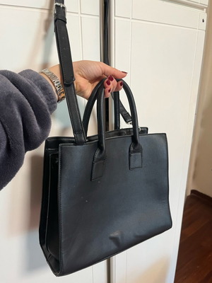 Μαύρη γυναικεία τσάντα ώμου Zara σε άριστη κατάσταση