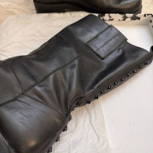 Feng Shoe black leather boots with studs used size 38