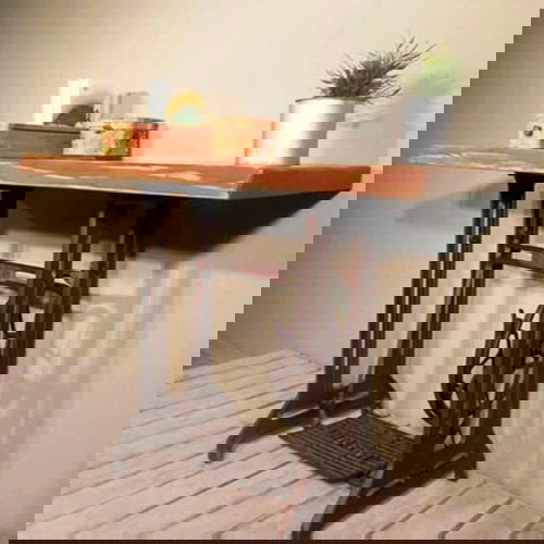 Κονσόλα γραφείο vintage με πόδια ραπτομηχανής Singer καινούργιο