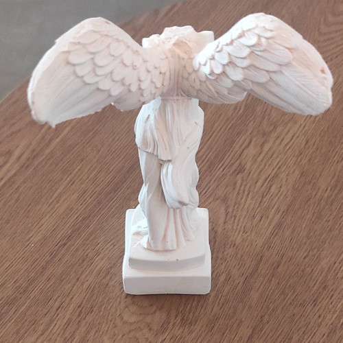 Victory of Samothrace statuette like new