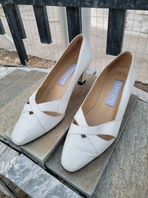 Penelope white pumps used, size 38