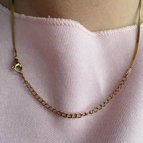 Necklace like new, gold color, does not tarnish