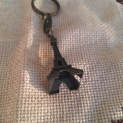 Eiffel Tower keychain like new, metal bronze souvenir