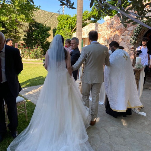 Wedding dress like new with embroidered flowers, petticoat and veil