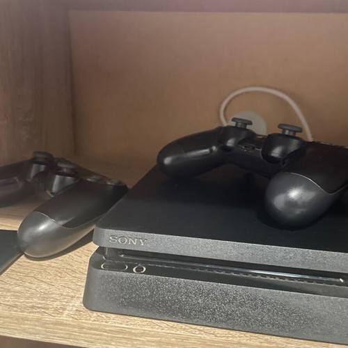 PlayStation 4 Slim μεταχειρισμένο με 2 χειριστήρια, 9 παιχνίδια, 500GB SSD