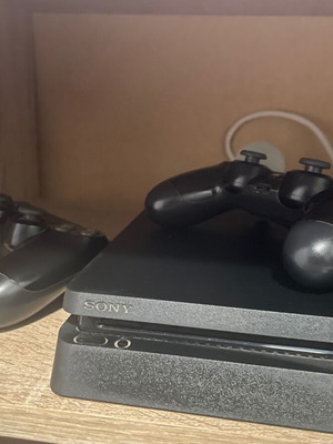 PlayStation 4 Slim μεταχειρισμένο με 2 χειριστήρια, 9 παιχνίδια, 500GB SSD