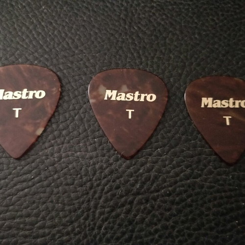 Mastro acoustic guitar phosphorus bronze medium strings with 3 picks set new