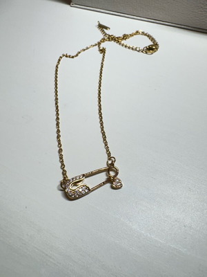 Chain new, gold color