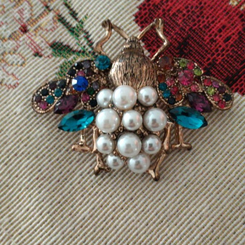 Bee brooch with rhinestones and pearls new