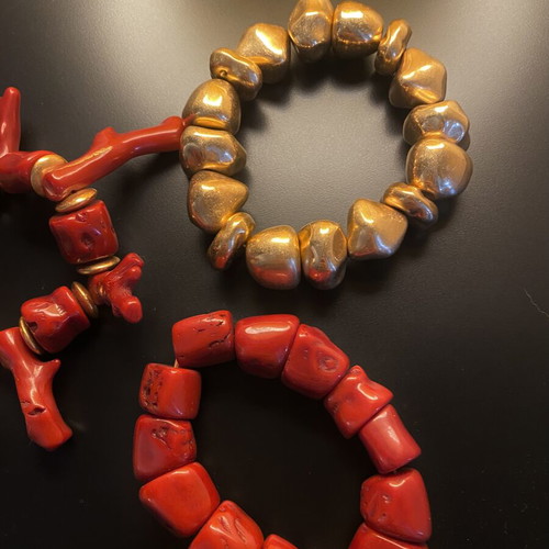 Set of 3 elastic bracelets with carved stones, red and gold