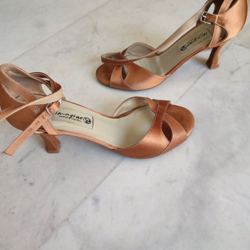 Latin dance shoes satin like new, size 36, gold
