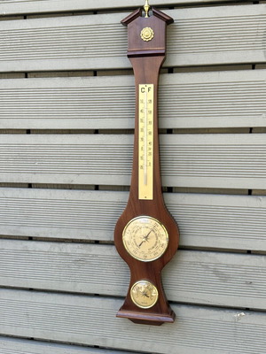 Vintage ξύλινος επιτοίχιος μετεωρολογικός σταθμός με βαρόμετρο και υγρόμετρο