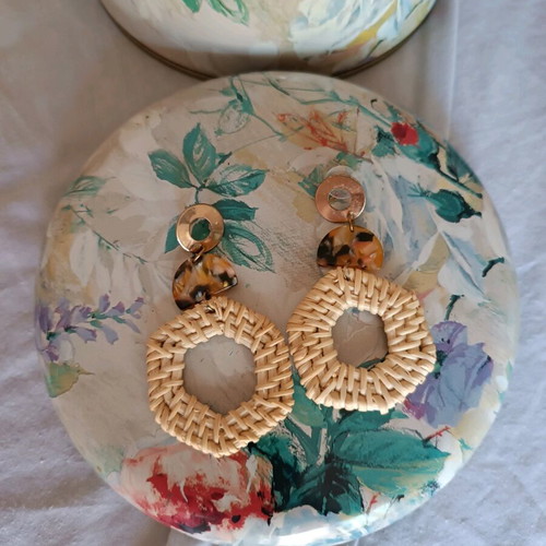 Faux summer earrings like new