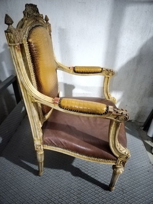 Vintage armchair used with gold and bordeaux details