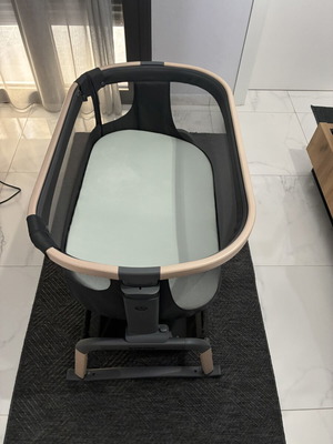 Maxi-Cosi Iora Air Beyond Graphite cradle like new with mattress and side opening