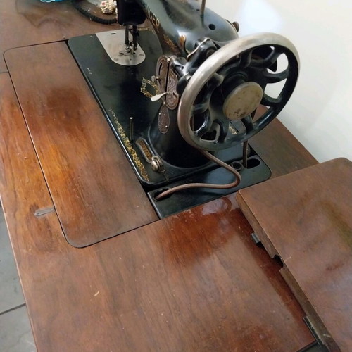 Singer Manufacturing Co. sewing machine like new with cabinet, late 1800s early 1900s