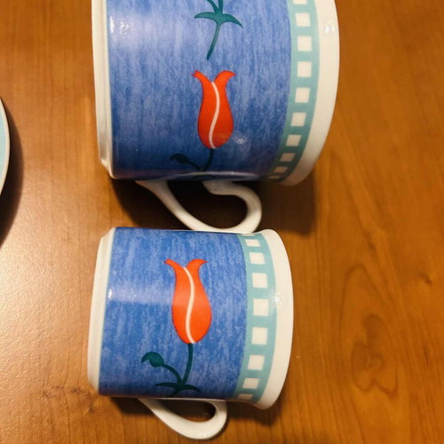 Set of 8 cups like new, 4 small and 4 large with saucers
