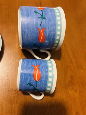 Set of 8 cups like new, 4 small and 4 large with saucers