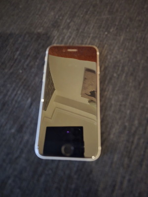 Iphone SE 64GB в отлично състояние, бял