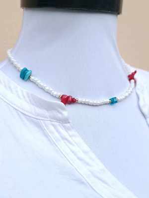 Καλοκαιρινό λευκό τσόκερ με κόκκινα τσιπς κοράλλια, τυρκουάζ κοχύλια και κύβο κρύσταλλο