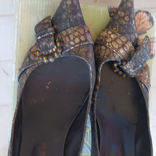 Tsitsivas leather pointed pumps like new, embossed design with buckle