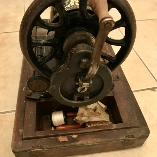 Singer manual sewing machine used, collectible antique 1902 with case