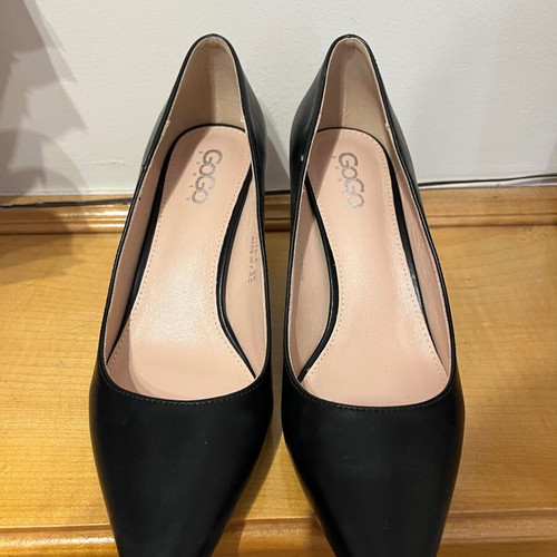 GoGo black pumps with low heel like new, size 39
