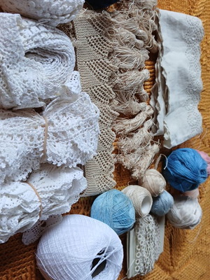 Laces and knitting threads used, bundle