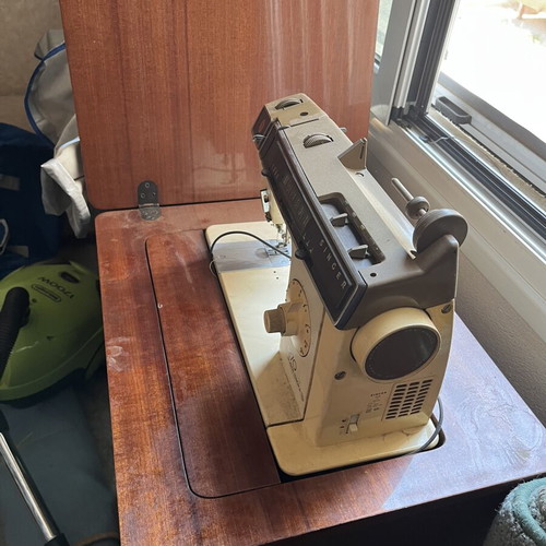 Singer Bobina Magica 270 sewing machine used with cabinet