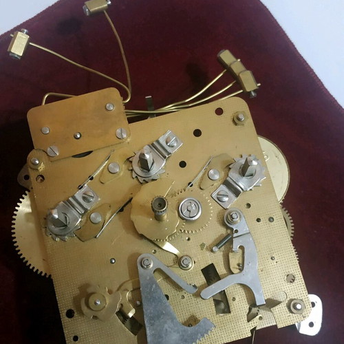 Wall clock mechanism like new with 6 hammers, gold color
