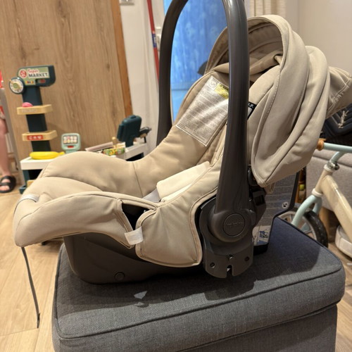 Inglesina Baby Car Seat like new with Dooky cover, beige