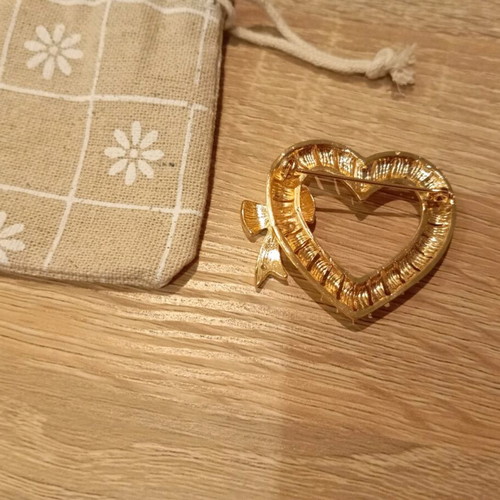 Gold-plated pin with pink and white rhinestones like new