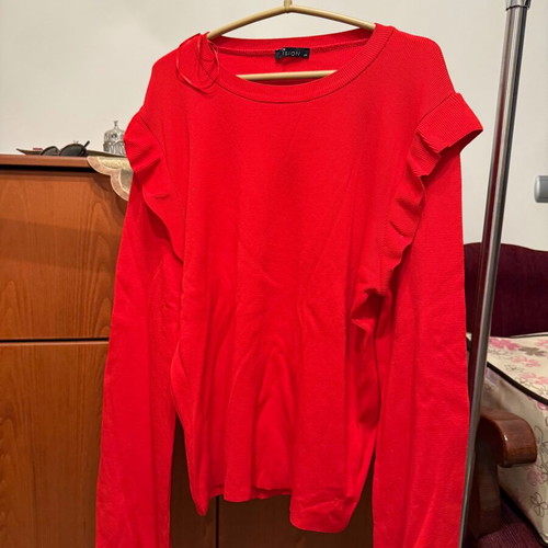 Red blouse with distinctive sleeves new XXL