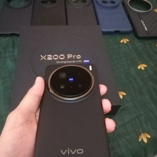 Vivo X200 Pro Global edition like new with 16GB RAM and 512GB storage