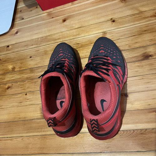 Nike shoes used, size 45, black and red, athletic style