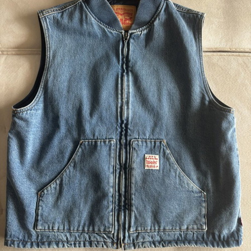 Levi's denim vest size L with quilted lining like new, blue