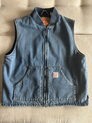 Levi's denim vest size L with quilted lining like new, blue