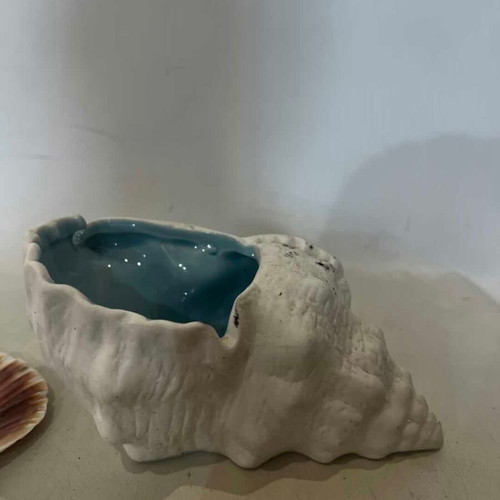 Decorative seashells set of 2 used, sizes 8x17x10 and 12x13