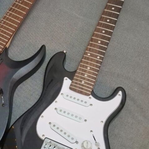 Electric Guitar Shortscale Stratocaster like new, strings not included