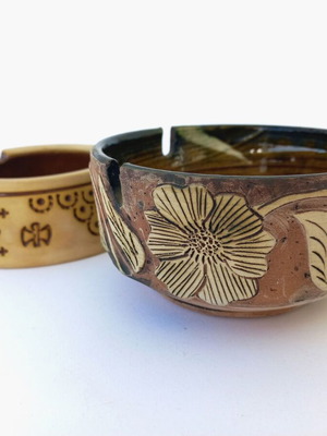Set of 2 vintage ceramic ashtrays like new