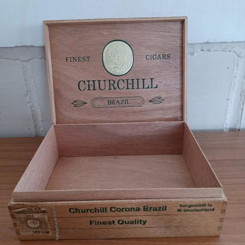 Churchill wooden cigar box used, collectible
