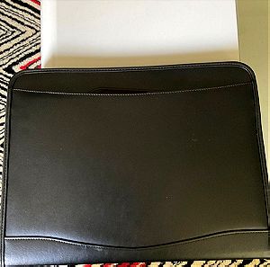 Πωλείται επαγγελματική τσάντα- χαρτοφύλακας χρώματος μαυρο με εσωτερικό σημειωματάριο και κομπιουτεράκι.