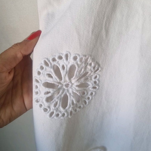 BSB White Mid Rise Jeans with Rips and Crochet Designs Size 28 Like New